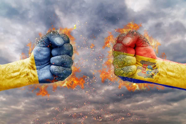 İki Ukrayna bayrağı ile yumruk ve Moldova birbirlerine karşı karşıya mücadele için hazır