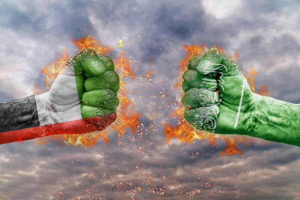 Два кулак з прапор Об'єднаних Арабських Еміратів і Саудівська Аравія стикаються один на одного готові до боротьби — стокове фото
