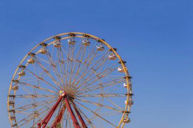 Büyük macera hız daire yüksek rollercoaster temiz mavi gökyüzü ile parkta