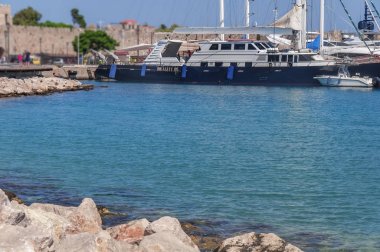 Rhodes town Marina'da büyük siyah ve beyaz yerleşik yat mavi deniz önalan ile sabitlemek