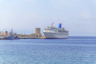 Büyük marina bekleyen yolcular yuvalanmış lüks tatil için beyaz gemi cruise 