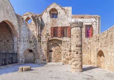 Antik theaterin Rodos'un şehir Rodos Adası Yunanistan manzaralı bir ayağı kalıntıları üzerinde 