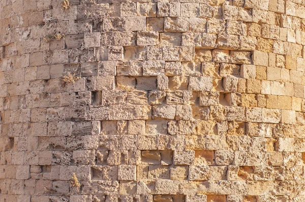 Великий замок стіна кам'яна архітектура будівля фон з палаючим сонцем — стокове фото