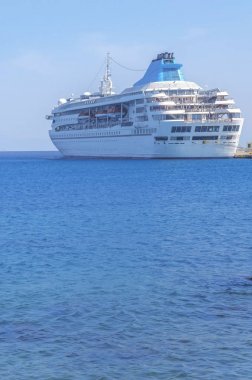 Büyük modern lüks yat limanı rıhtım mavi deniz ön plan ile de demirledi gemi cruise