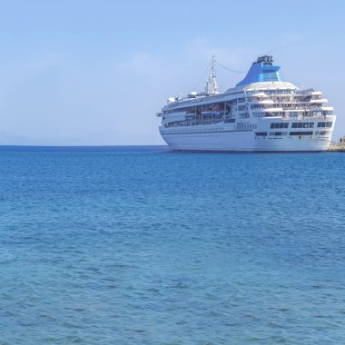 Büyük modern lüks yat limanı rıhtım deniz arka plan ile demirledi gemi cruise