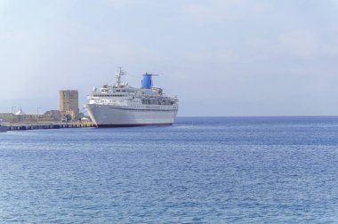Büyük beyaz marina bekleyen yolcular lüks tatil için demirledi gemi cruise