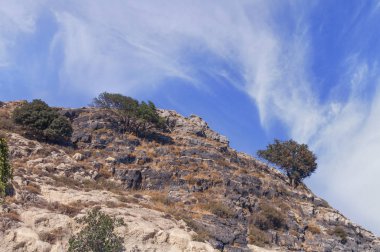 Mavi bulutlu gökyüzü ve parçası en iyi dağ uçurum