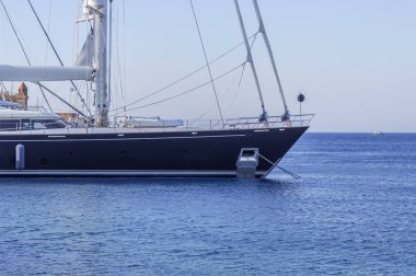 Temiz gökyüzü arka plan ile deniz limanı noktasında demirledi tekne yan lüks
