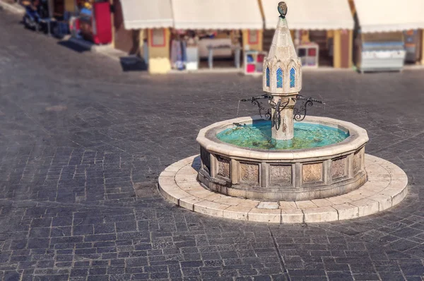 Bella fontana pubblica a Rodi città dell'isola greca con marmo strada blocco scuro — Foto Stock