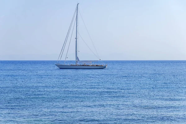 Вид на голубое море с роскошной прогулочной лодкой на море в летний ясный день — стоковое фото