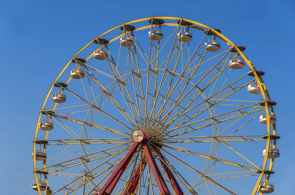 Grande aventure amusement divertissement vitesse cercle haute montagnes russes avec fond bleu ciel propre — Photo