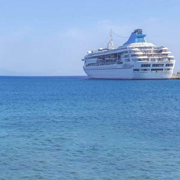 Grote moderne luxe cruiseschip aangemeerd bij jachthaven dok met zee achtergrond — Stockfoto