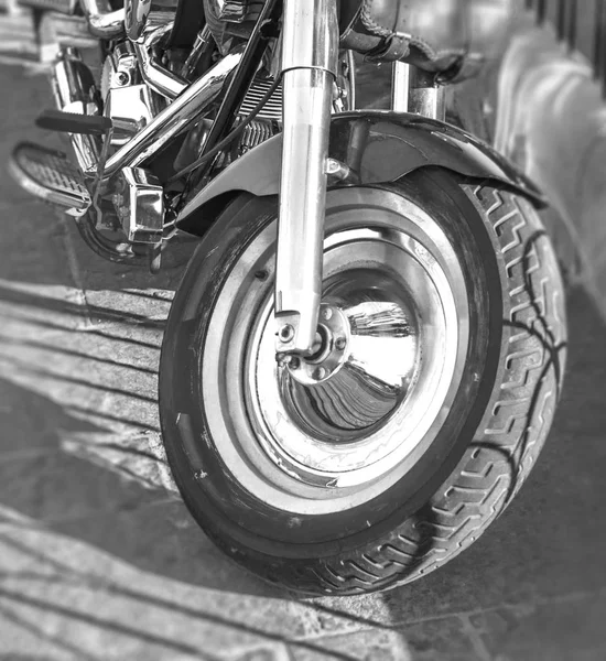 Preto e branco moto primeira roda estacionada na rua da cidade — Fotografia de Stock