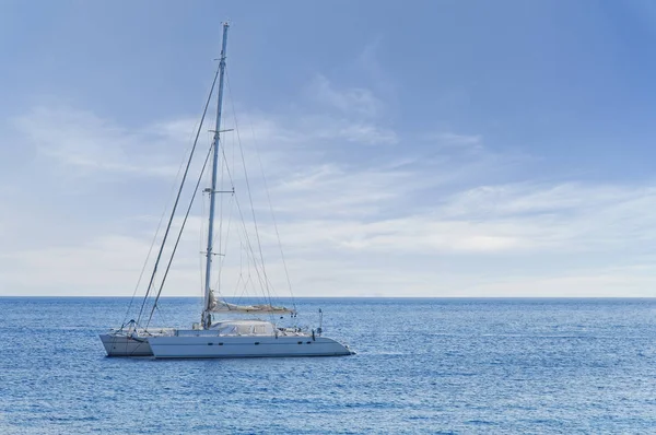 Big white luxury yacht docked at sea but ready to travel any time to tropical beautiful water — Stock Photo, Image