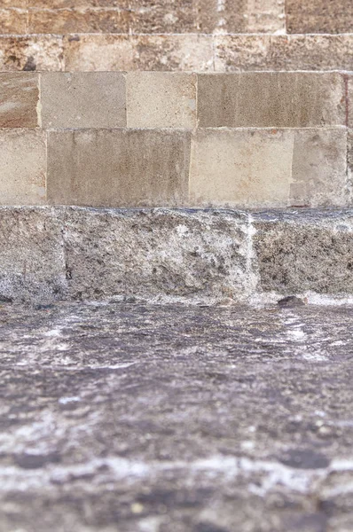 Parte inferior de escadas antigas do castelo histórico que vão acima na cidade velha Rhodes — Fotografia de Stock