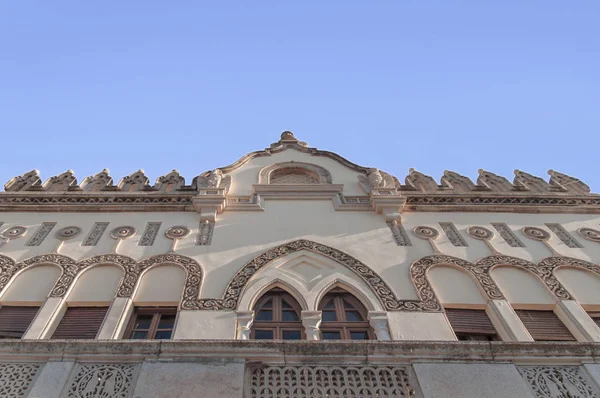 Gebäude von unten auf Rhodes Kundendienstzentrum der Präfektur Dodekanisou — Stockfoto