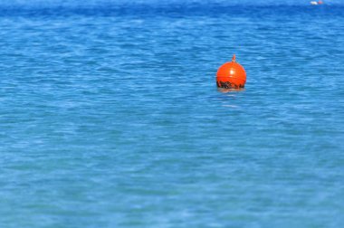 Yelkenli tekne için mergency işareti gibi mavi okyanus sağ tarafında, şamandıra