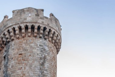 Kale kule Rock ama arka plan temiz mavi gökyüzü