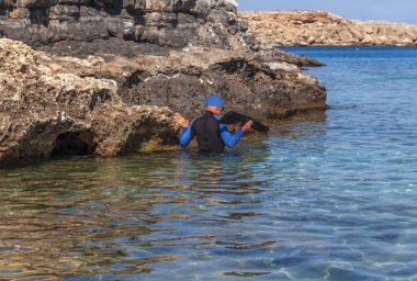 Cesaret adam cliff korkusuz dalış macera için hazır yakın su