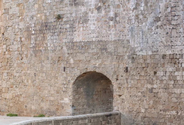 Entrada do castelo com grande pedra arquitetura parede fundo — Fotografia de Stock