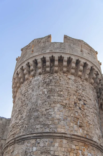 Башня замка из камня, но на заднем плане чистое голубое небо — стоковое фото