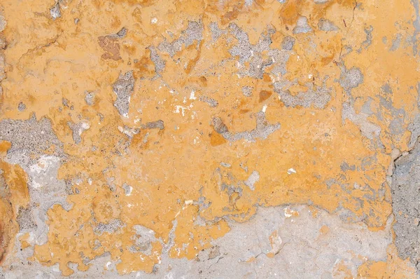 Κλείστε την προβολή του κίτρινο κτίριο τοίχου ραγισμένα και σπασμένα αρχιτεκτονική υφή σκυροδέματος — Φωτογραφία Αρχείου