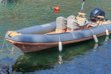 Gri ve sarı vintage ahşap motor gemi denizde geldi