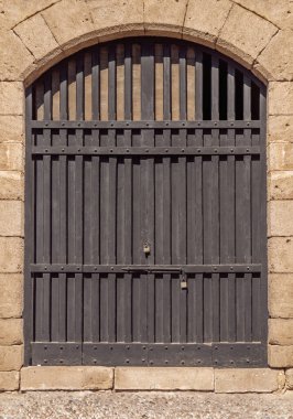 Eski siyah Ortaçağ antik kale kapı önünde doku