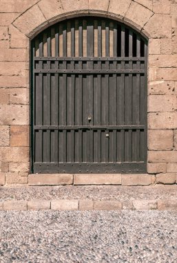 Eski ortaçağ antik kale kapı doku siyah