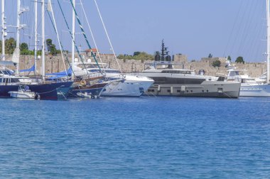 Mavi deniz limanına marina, modern güzel seyahat lüks yat demirledi