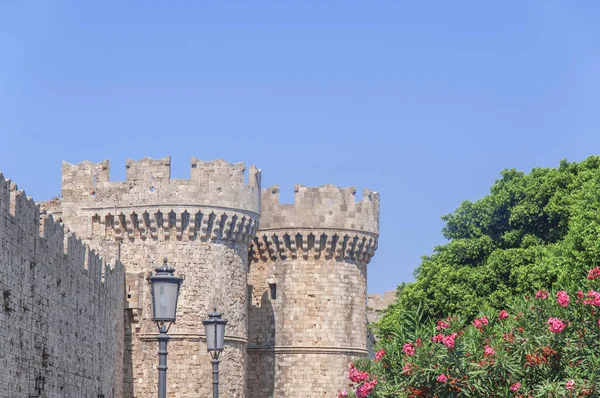 Famosa puerta de fortaleza medieval histórica en el casco antiguo griego de Rodas —  Fotos de Stock