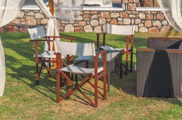 Quatre chaises en bois avec une table dans le jardin sur pelouse verte — Photo