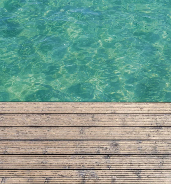 Ahşap turkuaz deniz ile oluşan liman kurulu ve güverte yol