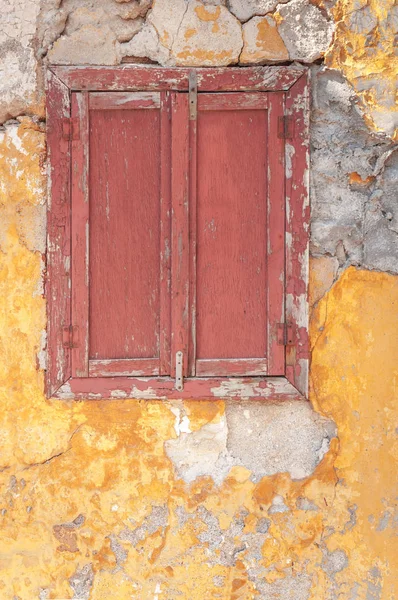 Velha janela de madeira vermelho escuro no concreto quebrado casa texturizada wal — Fotografia de Stock