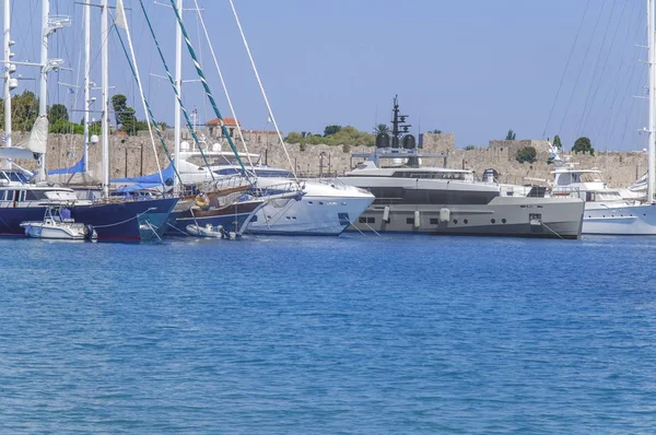 Moderno hermoso yate de lujo de viaje atracado en puerto deportivo en el mar azul —  Fotos de Stock