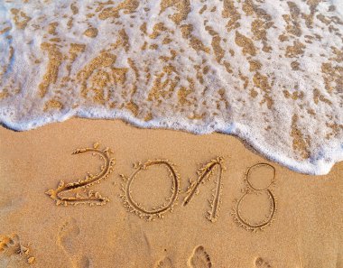 Yeni yıl kumsalda 2018 yazılı tarihi tatil gibi geliyor