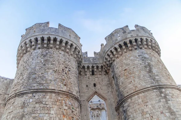 Castillo de la ciudad vieja dos torres de Rodas griegas antiguo castillo medieval con cielo azul —  Fotos de Stock