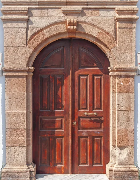 Velho vintage de madeira oriental casa decoração envelhecido marrom porta enferrujada — Fotografia de Stock