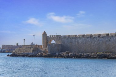 Ön plan ve kale ve port Yunan adlı parçası denizde ada Rhodes