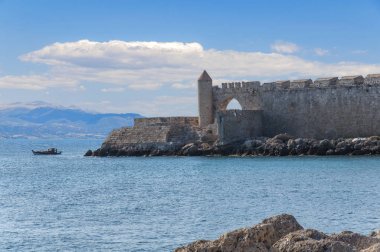 Ön plan ve Yunan kalede parçası denizde ada Rhodes