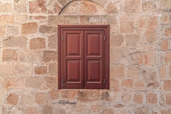 Moldura vermelha de uma janela de madeira moderna na parede da casa envelhecida castelo amarelo — Fotografia de Stock