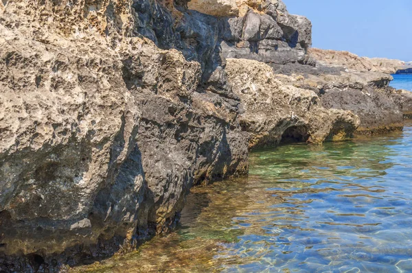 Acantilado natural de piedra marina con fondo de paisaje marino de belleza de orilla de agua —  Fotos de Stock