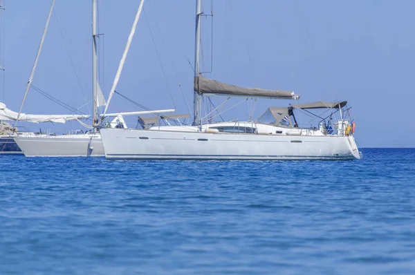 Varios barcos náuticos de lujo atracados en el mar azul en el día limpio de verano —  Fotos de Stock