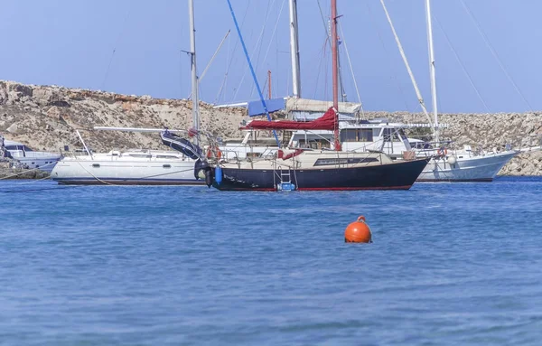 Varios barco náutico de motor atracado en el mar azul en el día limpio de verano —  Fotos de Stock