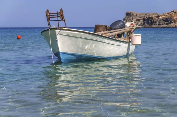Pequeño barco de pescado blanco en el mar azul atracado con el primer plano del mar y listo para la pesca —  Fotos de Stock