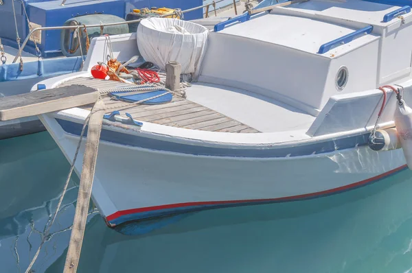 Pequeño barco de pesca de madera blanco y azul atado en puerto deportivo — Foto de Stock