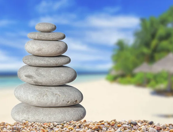 Piccola pietra zen con bella sabbia e palma spiaggia sfondo per spa e simbolo di equilibrio — Foto Stock