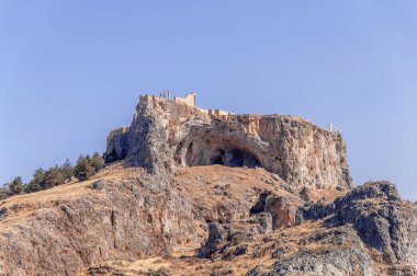Alt çift Oda Acropolis, Lindos, Rodos büyük mavi temiz gökyüzü ile yaz