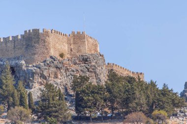 Alt çift Oda Acropolis, Lindos, Rodos büyük mavi gökyüzü ile yaz