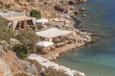 Tropikal yaz beach bar restoran beyaz baldachins ve deniz